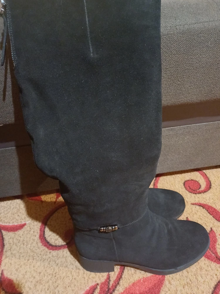 Трудно в магазинах подобрать сапоги с обхватом голенища до 45,их практически и нет,спасибо ,довольна,что выбрала эту модель,помогли  отзывы и описание товара.