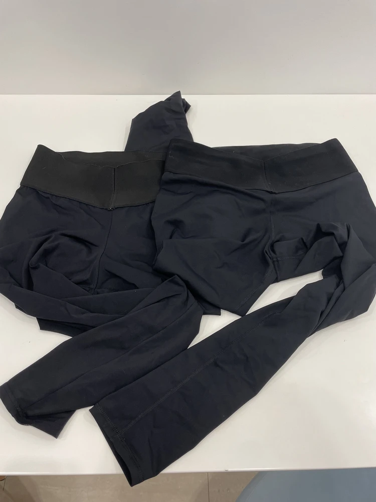 Это же надо так заколхозить вещь за полгода(((Просто кошмар((
Купила повторив заказ, т к от предыдущих была в вострге!
Во-первых в этих реально неудобно, всю тренировку поправляла резинку, т к она впивалась в живот и в итоге он заболел(
Сидят как будто малы, хотя этой мой размер и даже чуть больше моего(
И на треировке уже увидела этот убогий колхозный внешний шов😭
Это просто кошмар!!!
Зачем Бона????
Я носила ваши предыдущие леггинцы и в хвост в гриву, на тренировки, работала в них, с ними все было ок, вы поменяли шов уж точно не из соображений прочности, а чтобы удешевить работу как я полагаю, но это отвратительно влияет и на внешний вид(((
Но фото все видно!
Цена растет блин, а качечтво падает(((
Так не хочется заморачиваться и опять искать что-то удобное, красивое и качественное, но вы вынуждаете это делать(((